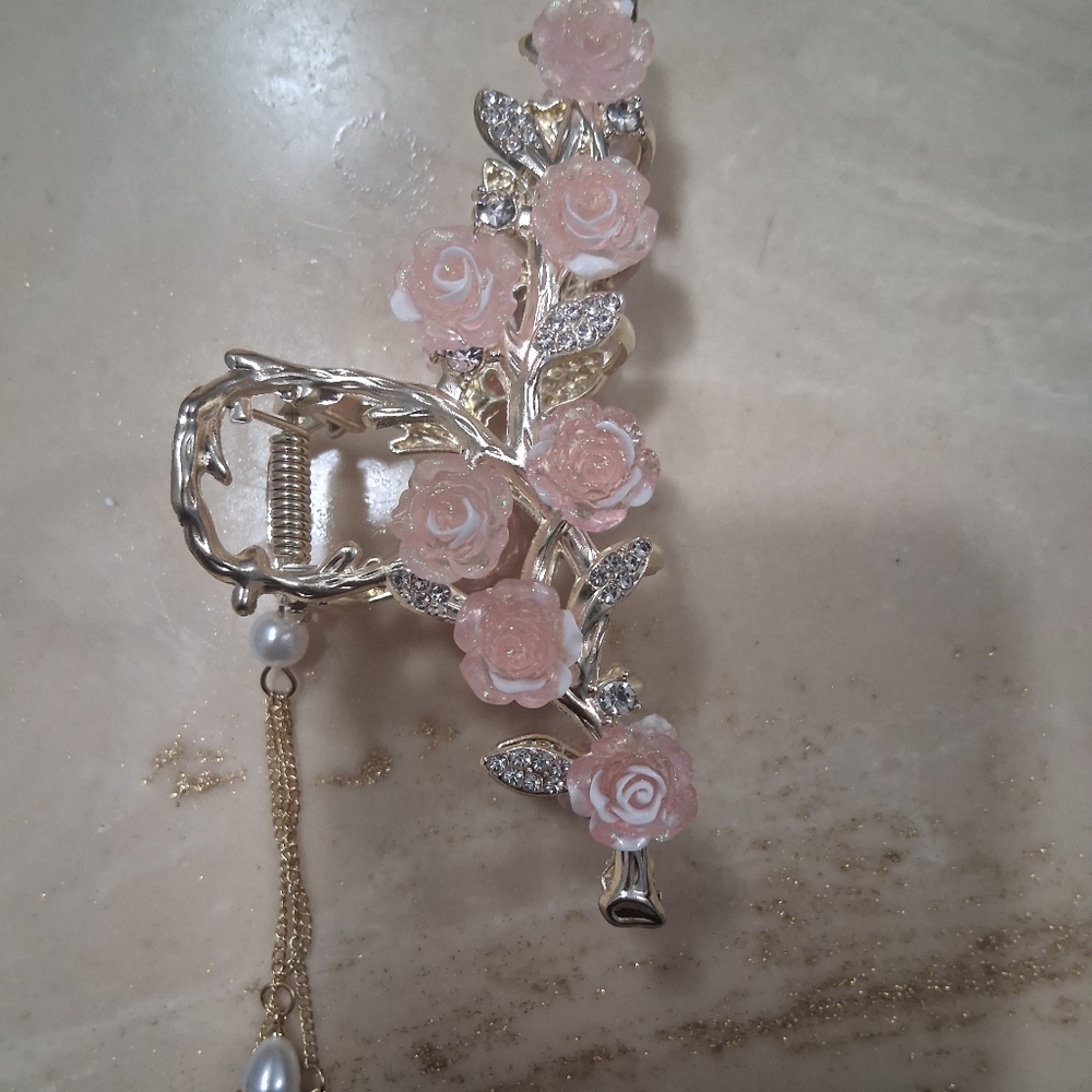 Elegant Floral Hair Clip with Pearls